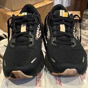 brooks running shoe adrenaline GTS size 8